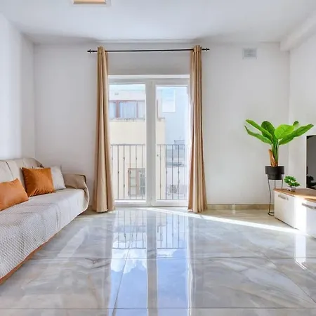 Thirtynine Sunlit Very Close To Balluta Bay スリーマ