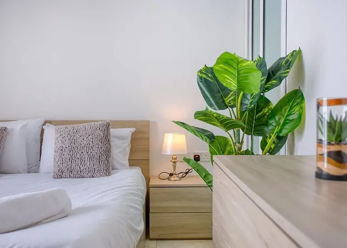 Thirtynine Sunlit Very Close To Balluta Bay スリーマ