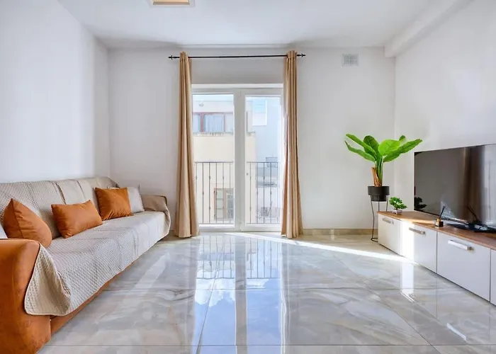 Thirtynine Sunlit Very Close To Balluta Bay スリーマ