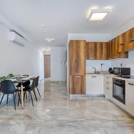 Thirtynine Sunlit Very Close To Balluta Bay Lejlighed