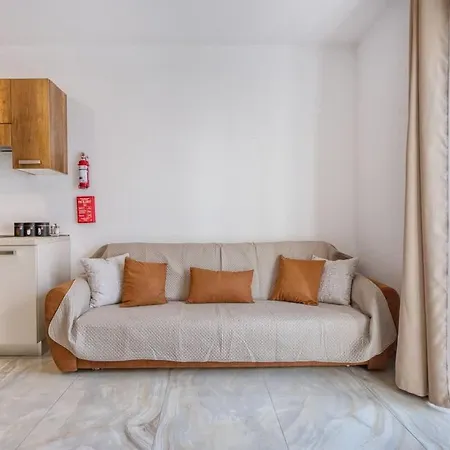 Thirtynine Sunlit Very Close To Balluta Bay *