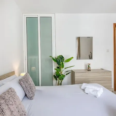 Thirtynine Sunlit Very Close To Balluta Bay Sliema