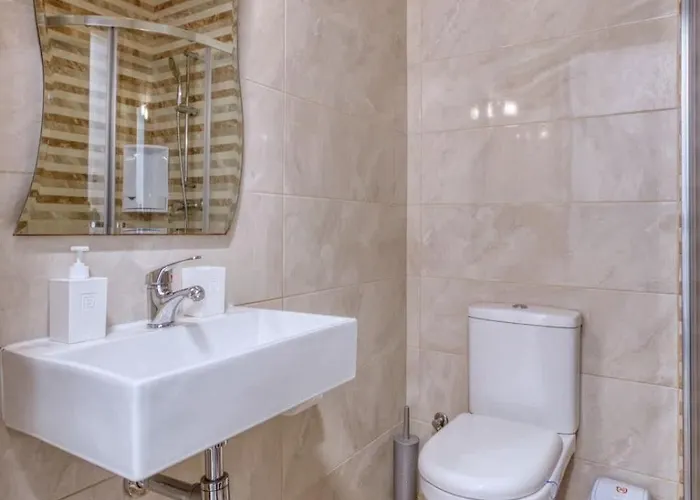 Thirtynine Sunlit Very Close To Balluta Bay *