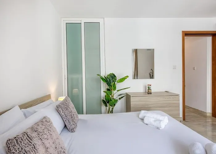 Thirtynine Sunlit Very Close To Balluta Bay Sliema