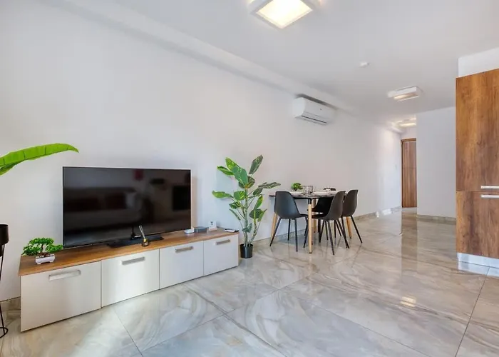 Thirtynine Sunlit Very Close To Balluta Bay Apartment Sliema