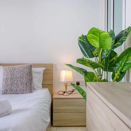 Thirtynine Sunlit Very Close To Balluta Bay Sliema