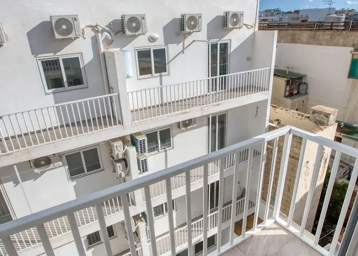 Thirtynine Sunlit Very Close To Balluta Bay *