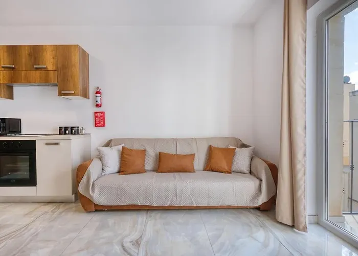 Thirtynine Sunlit Very Close To Balluta Bay *